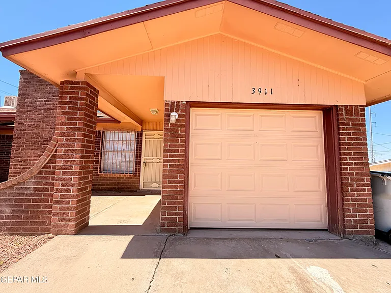 3911 Moonlight Ave — Photo 2