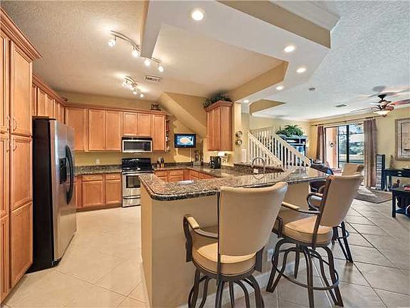 3rd image of 114 SE Crestwood Cir