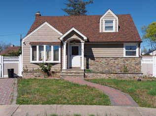 823 Herbert Ct, Uniondale, NY 11553