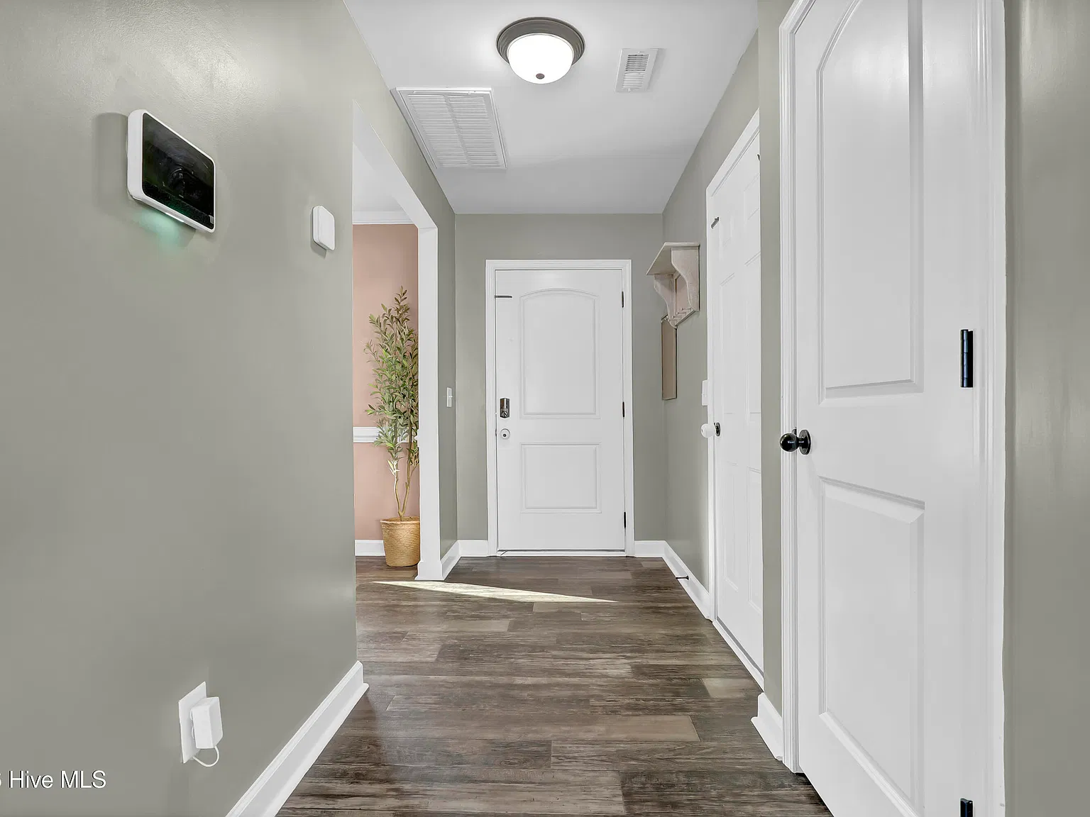 3 bed, 2.5 bath, 1686 sqft, $2,200 — Photo 4