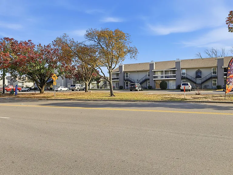 Woodland HIlls Apartments — Photo 40