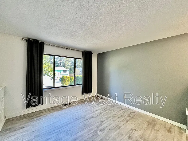 4 bed, 2.0 bath, 1800 sqft, $3,000 — Photo 3