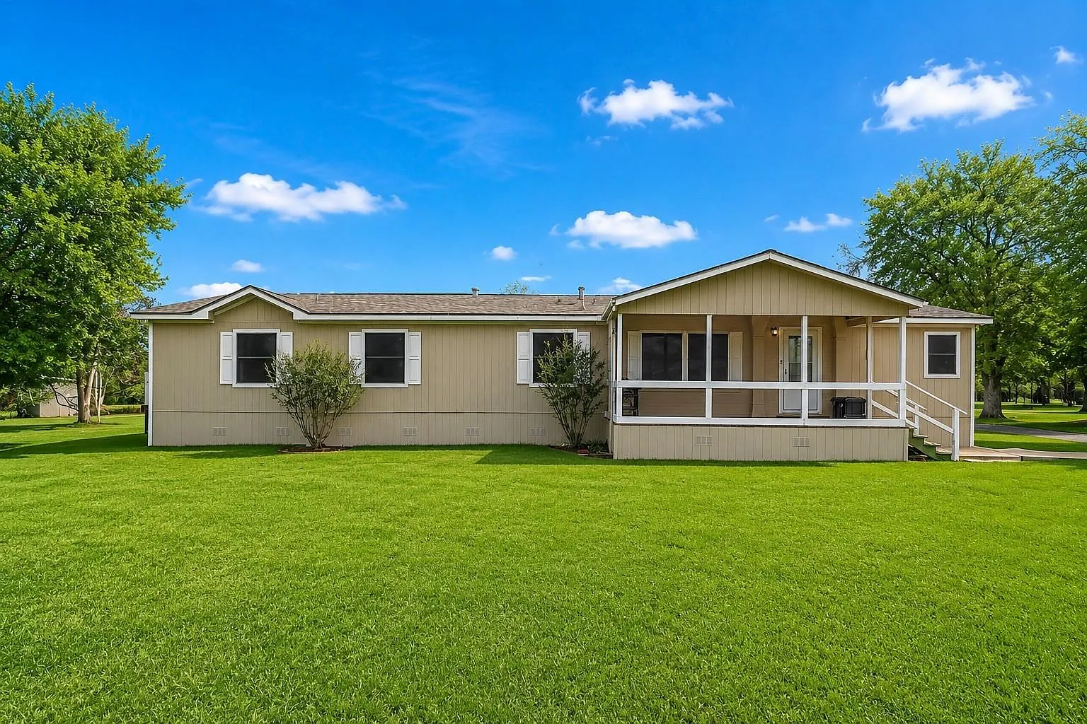 4 bed, 2.0 bath, 2128 sqft, $1,900 — Photo 1