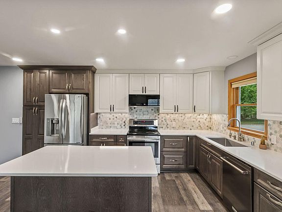 3rd image of 1020 Lilac LANE