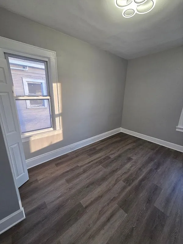 3 bed, 1.0 bath, 915 sqft, $2,750 — Photo 2