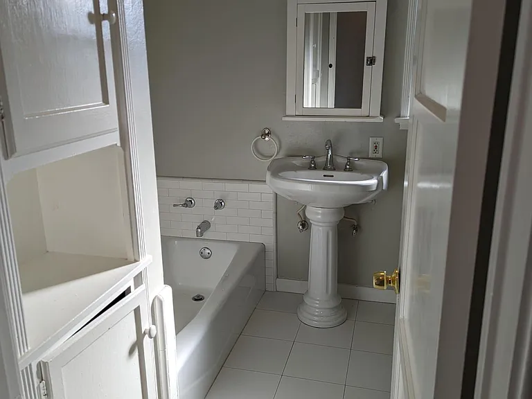 Guest bath sink and tub