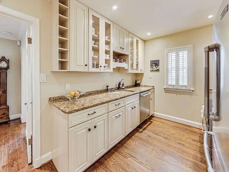 4831 Calvert St NW — Photo 14