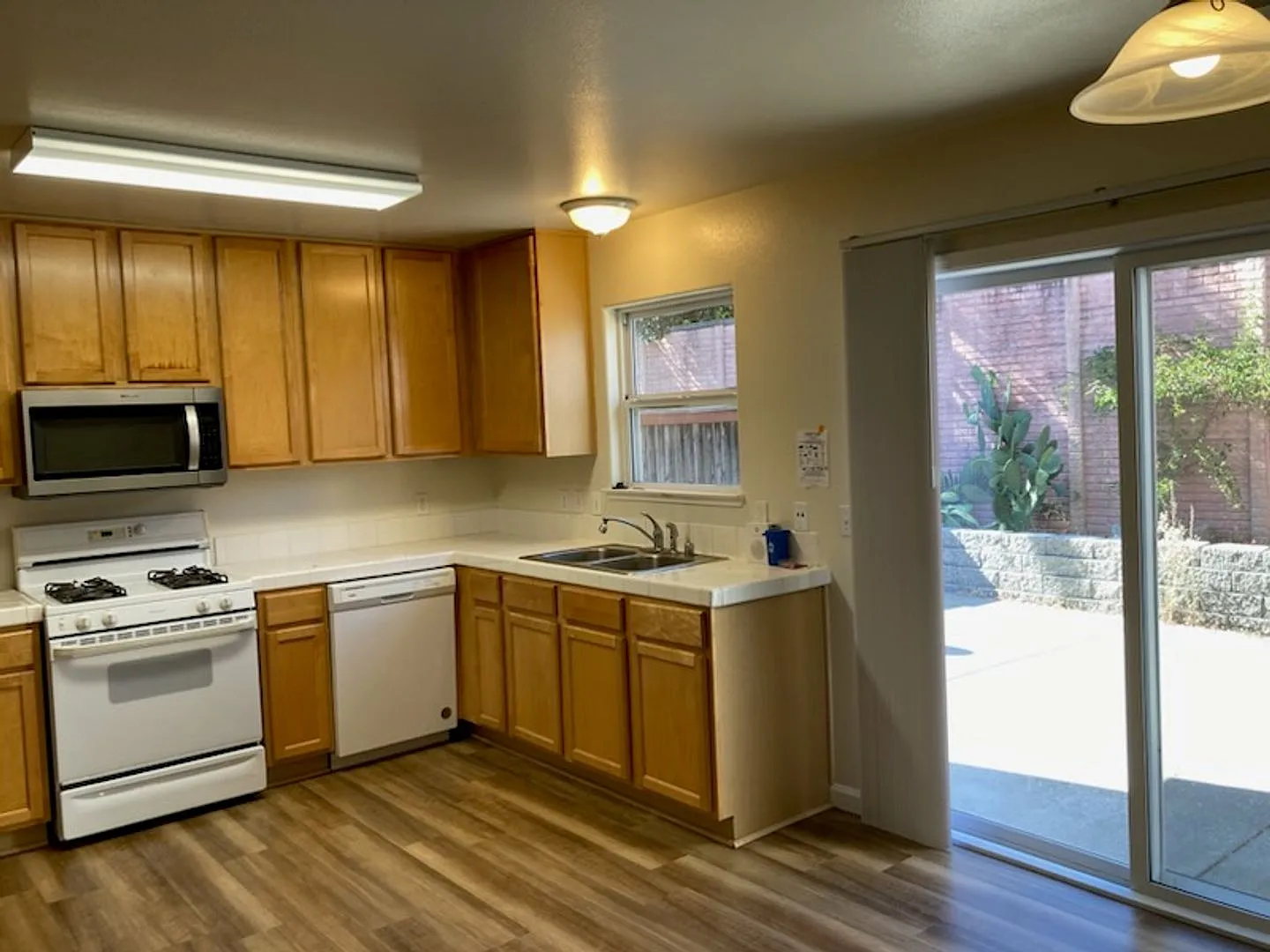 Lovely 3 bedroom, 2.5 bath home available now in Santa Rosa! — Photo 2