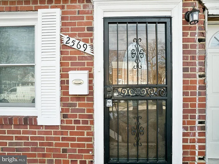 2569 Colebrooke Dr — Photo 2