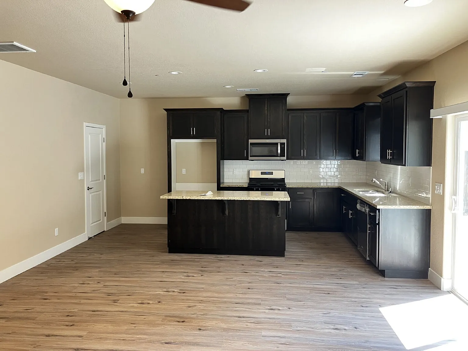 4 bed, 2.0 bath, 2032 sqft, $2,200 — Photo 3