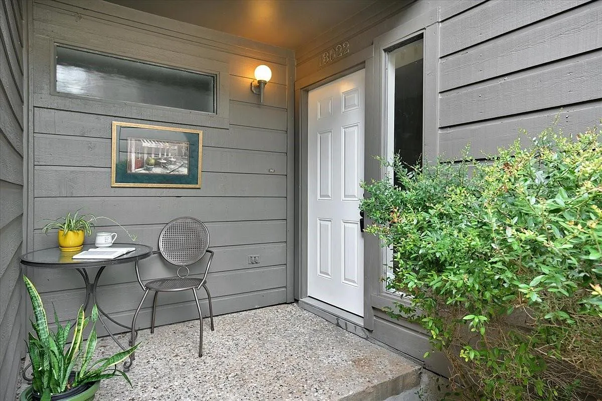 2 bed, 2.0 bath, 2189 sqft, $2,600 — Photo 4