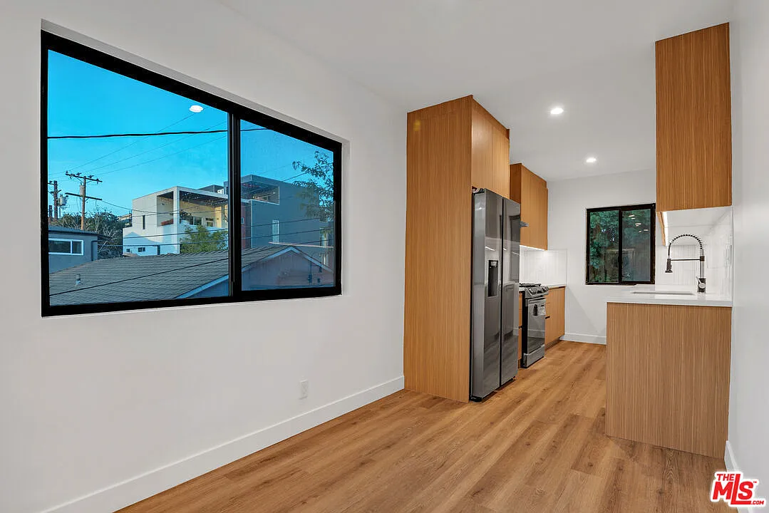 Building Photo - 950 Havenhurst Dr #6