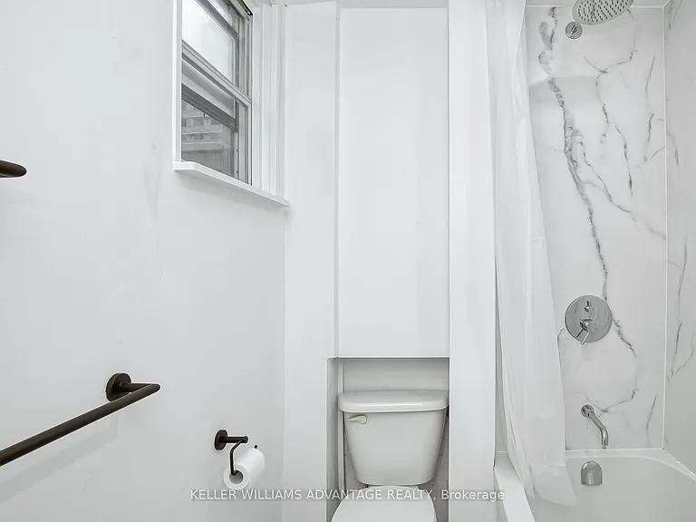 254A Carlton St — Photo 15