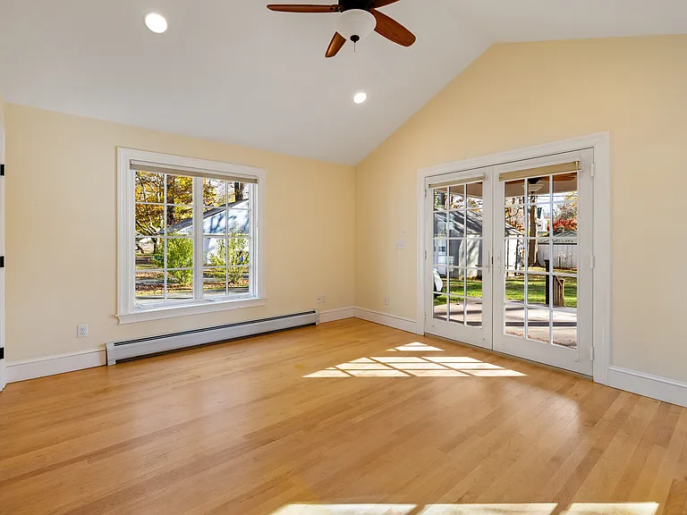 61 Woodlawn Ave — Photo 9