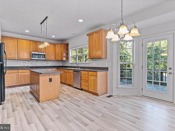 5th image of 33 Piney Hill Ln