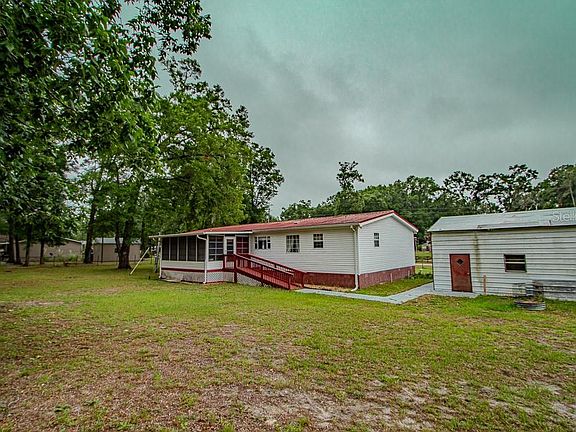 3rd image of 141 SE MAID MARION LANE