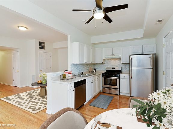 3rd image of 1304 N Claremont Ave APT 3