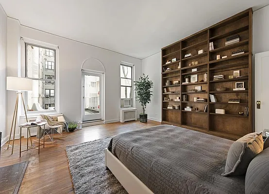 Sold by Warburg | media 10