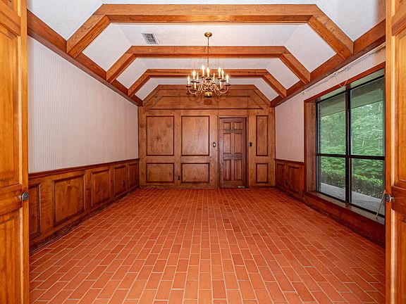4th image of 214 Millcreek Dr