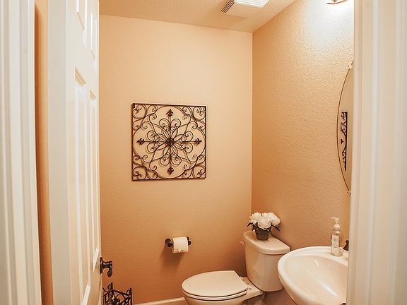 5th image of 404 W Gravino Dr
