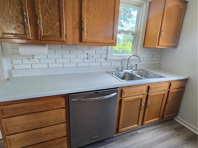 325 Outlook St — Photo 11