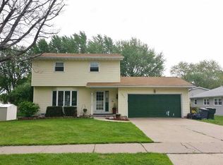 1830 Spruce Hills Dr, Bettendorf, IA