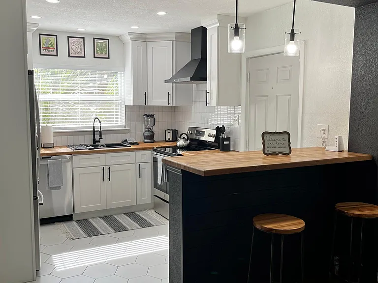 1740 W Pine St — Photo 4