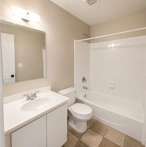 114 W Henry St #A — Photo 7