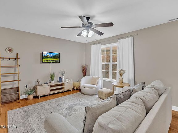 3rd image of 598 Grays Pointe Ct