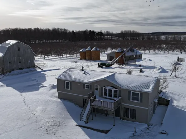 5717 N Overlook Rd, Northport, MI 49670