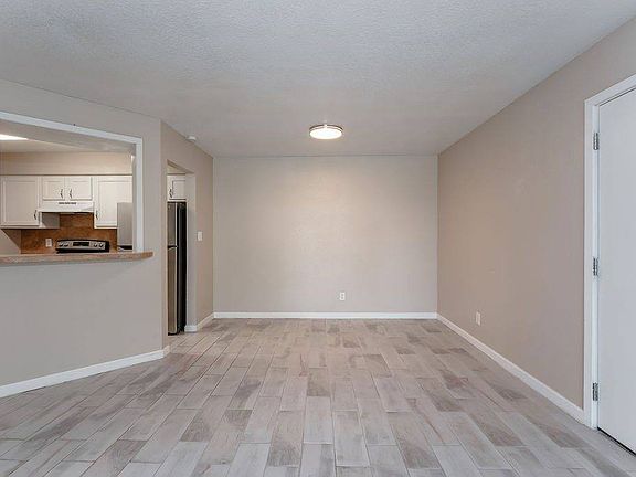 4th image of 835 W Queen Isabella Blvd #A10