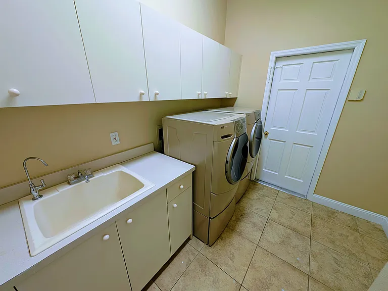 5667 Wellington Ct — Photo 27