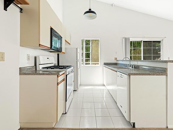 5th image of 607 N Rossmore Ave #205
