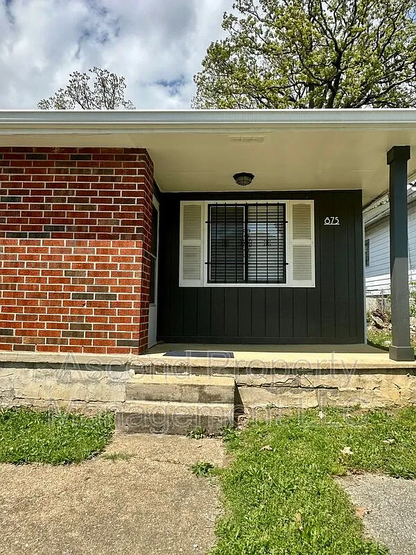 2 bed, 1.0 bath, 806 sqft, $1,000 — Photo 1
