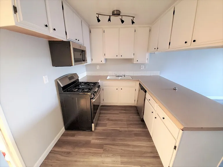 2558 S Sepulveda Blvd #11 — Photo 2