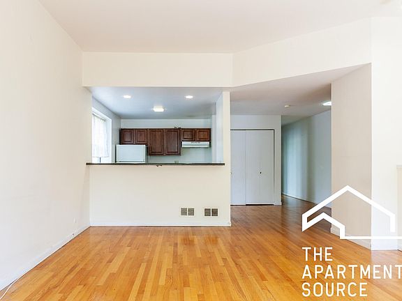 2nd image of 828 W Dakin St #1S