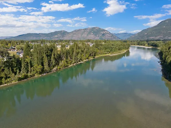 1020 Riparian Dr, Columbia Falls, MT 59912