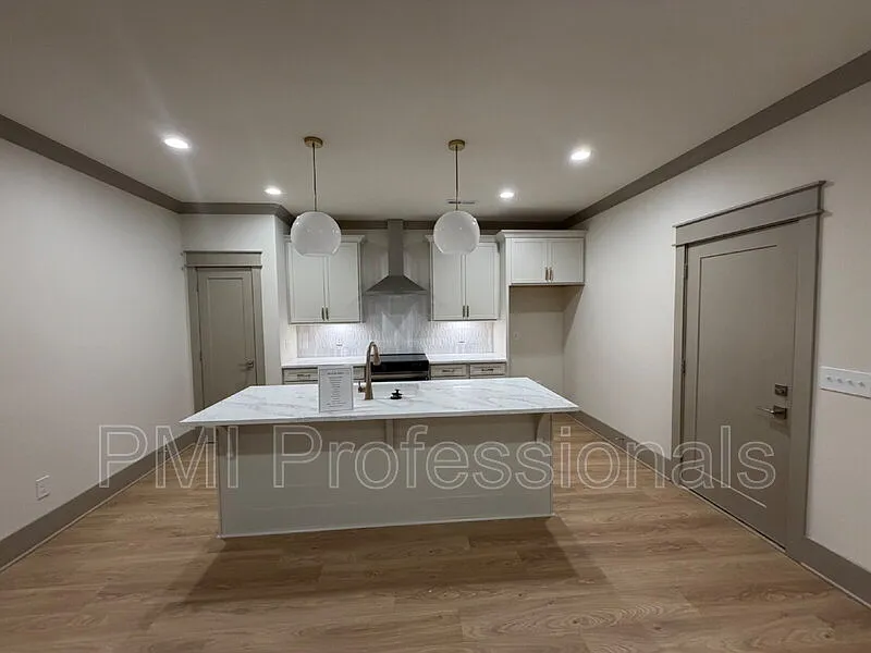 3 bed, 2.0 bath, 1925 sqft, $2,549 — Photo 4