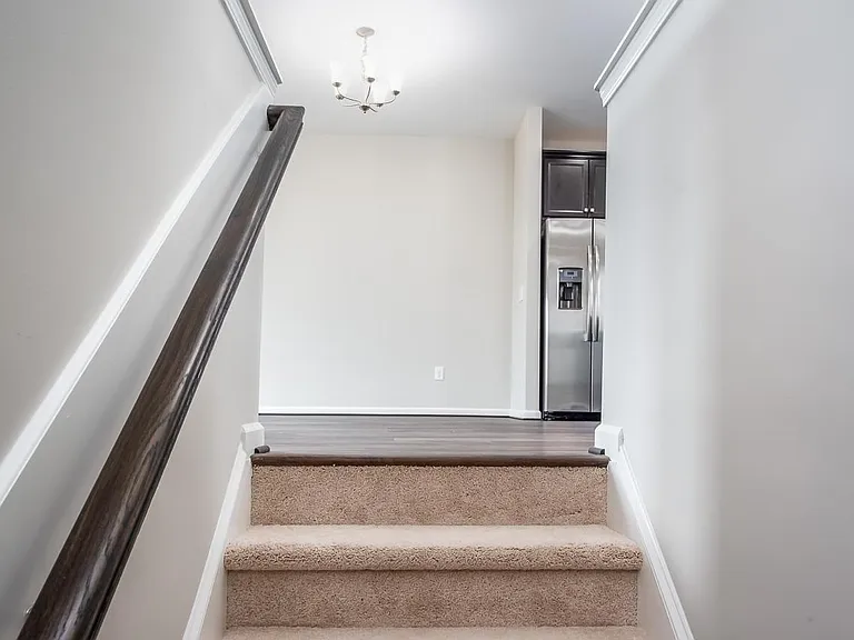 1010 Larabee Ln — Photo 5