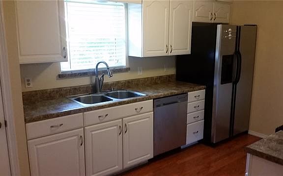 3rd image of 1526 College Pkwy
