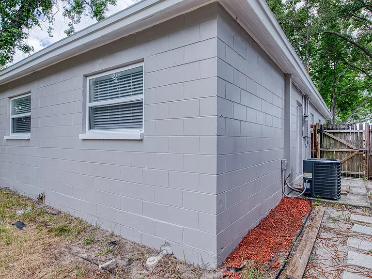 5501 Kelly Dr N — Photo 16