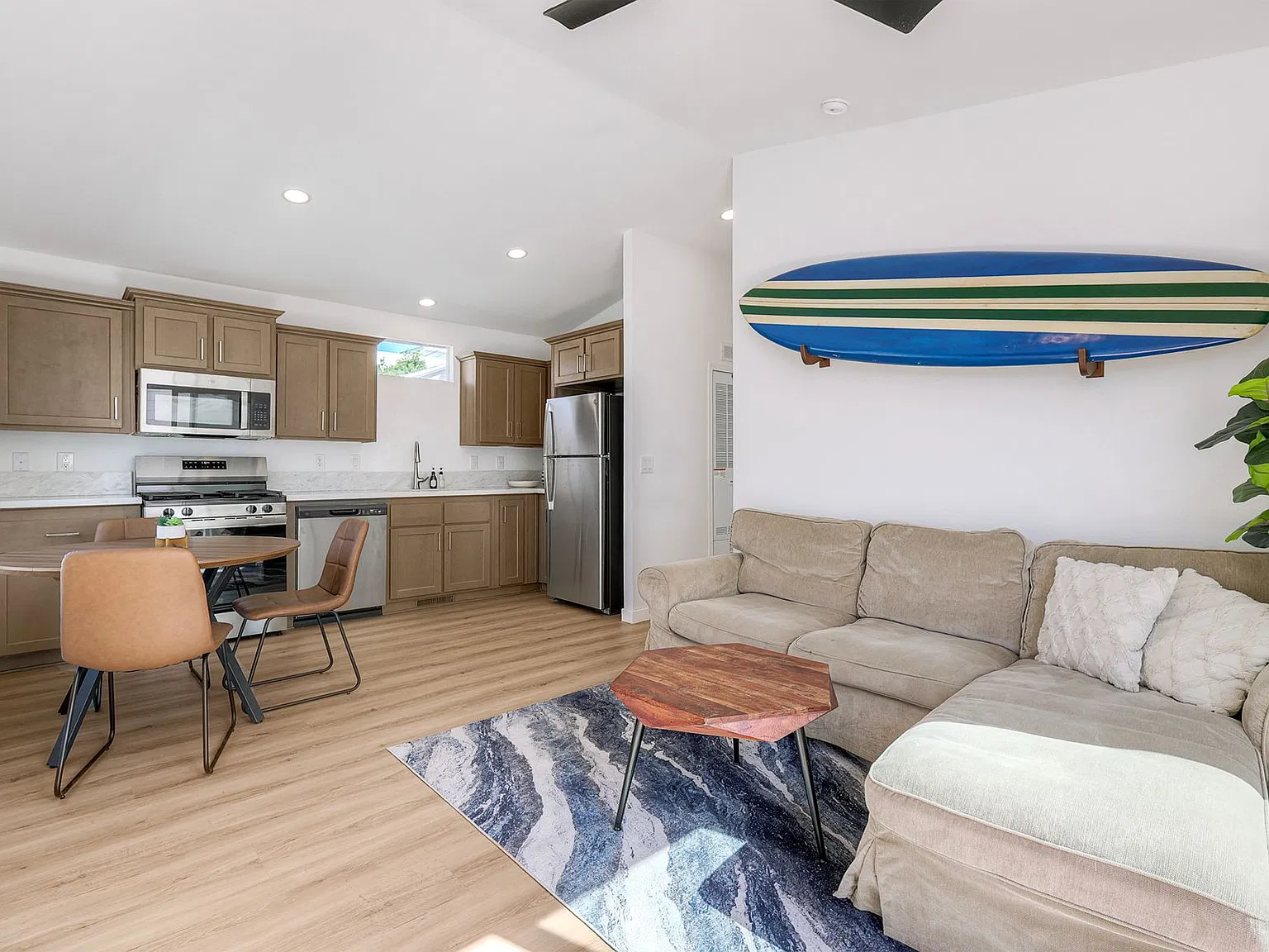 2 bed, 640 sqft, $4,495 — Photo 3