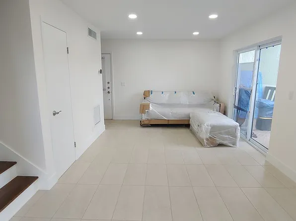 8921 NW 28th Dr APT E, Coral Springs, FL 33065