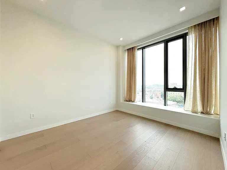35-32 Leavitt St #10K — Photo 18