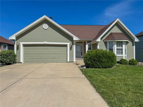 211 Essex Dr, Smithville, MO 64089