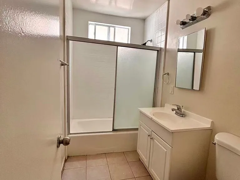7642 Vineland Ave — Photo 2