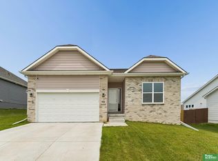 9806 Osprey Ln, Omaha, NE 68046