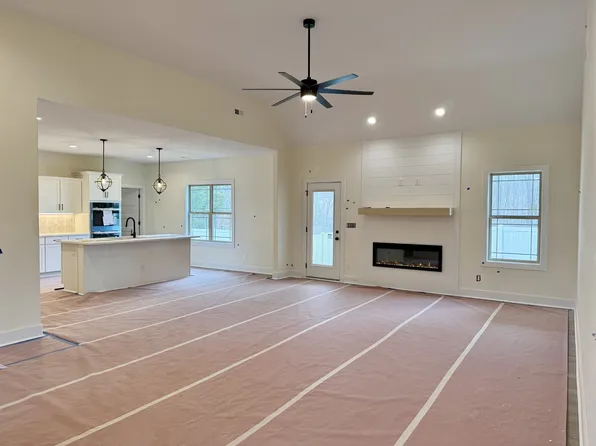 390 Young Ln, Pleasant View, TN 37146