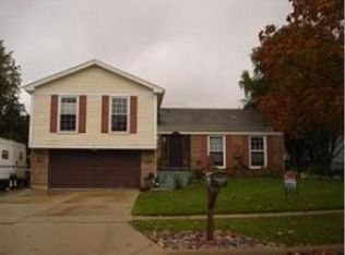 945 Augusta Dr, Crystal Lake, IL 60014