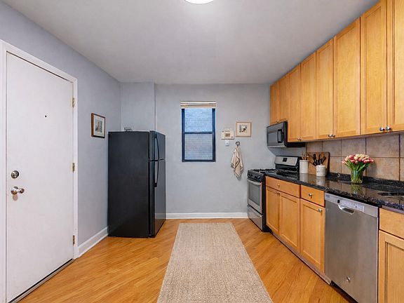 4th image of 7628 S Essex Ave #1N
